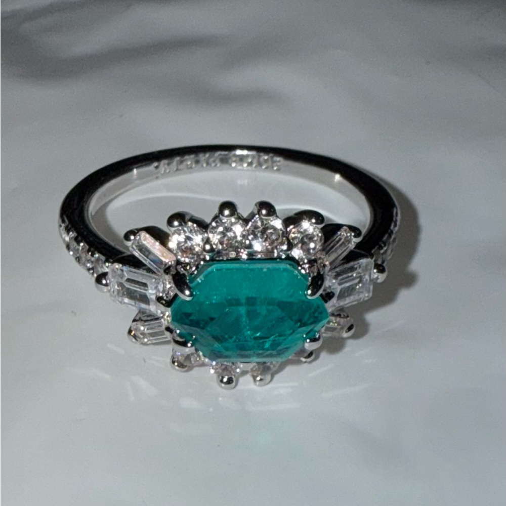 Elegant Silver and Green Gemstone Ring
